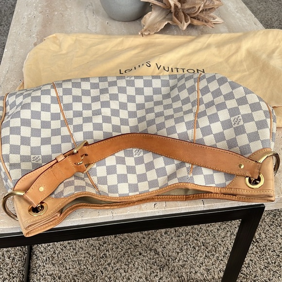 Louis Vuitton - Picture 5 of 10